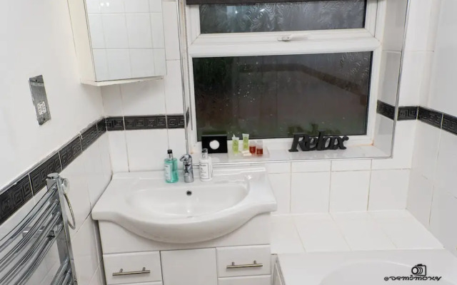 7 Guests - 3 Bedrooms - Parking - Pet Friendly