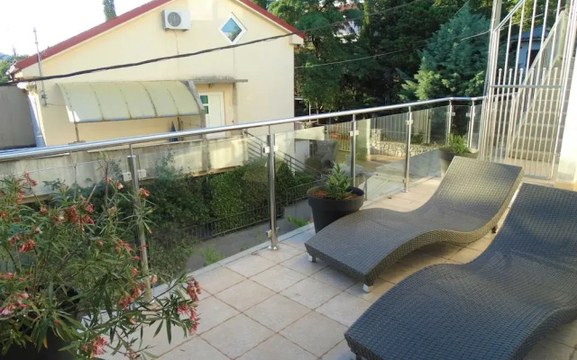 Selce Shorefront Apartment With Balcony and Sea View