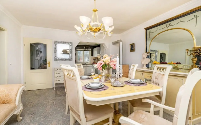 Deluxe Apartment Sandra 1200m From Beach