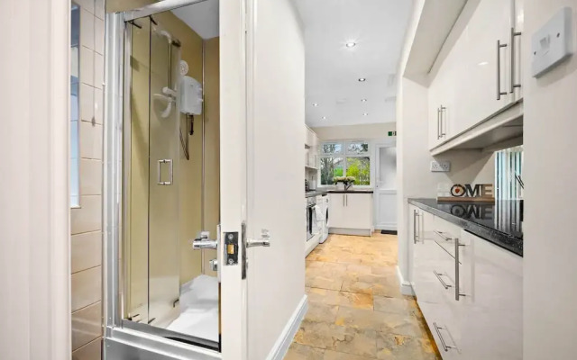 Harborne House 4 Bedroom Contractor Qe Hospital