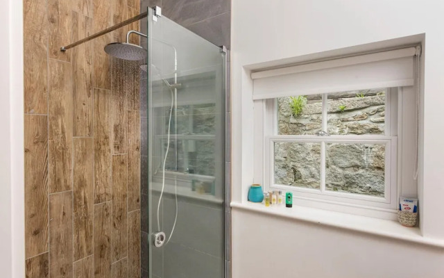 The Vicarage Newlyn 1 Bed River View Parking