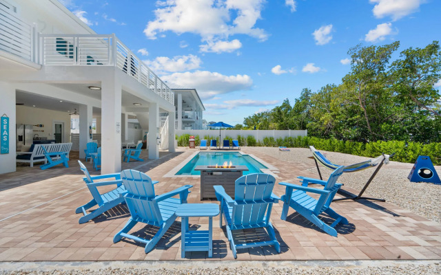 Paradise Point Pool Dock Lounges BBQ