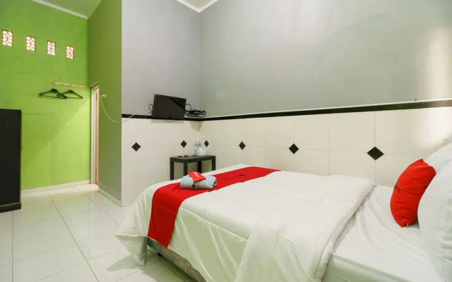 RedDoorz Syariah near Ciledug Station