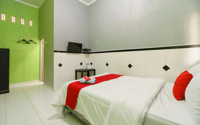 RedDoorz Syariah near Ciledug Station