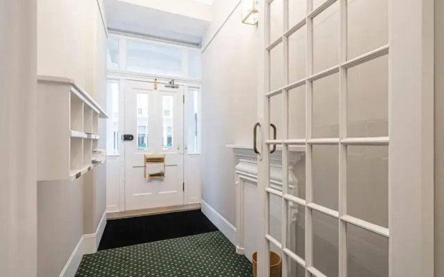 Beautiful Belgravia Apartment by Underthedoormat