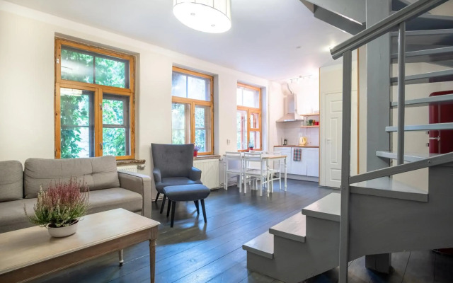 Dream Stay - Bright 2-Bedroom 2-Floor Old Town Apartment