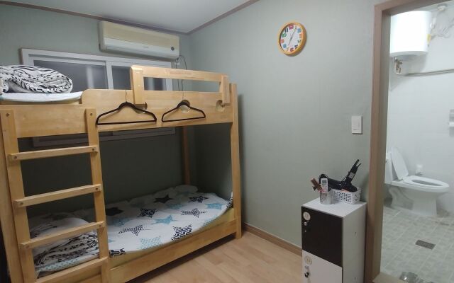 Ninano Guesthouse - Hostel