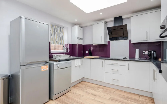 TMS Beautiful 4 Bedroom House!dagenham!freeparking