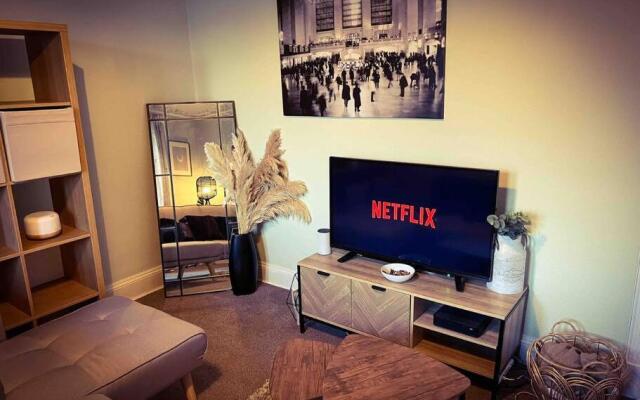 Entire Stylish 1 Bedroom Flat with Free Parking