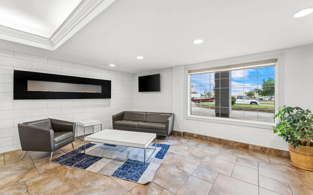 Super 8 by Wyndham Saskatoon Near Saskatoon Airport