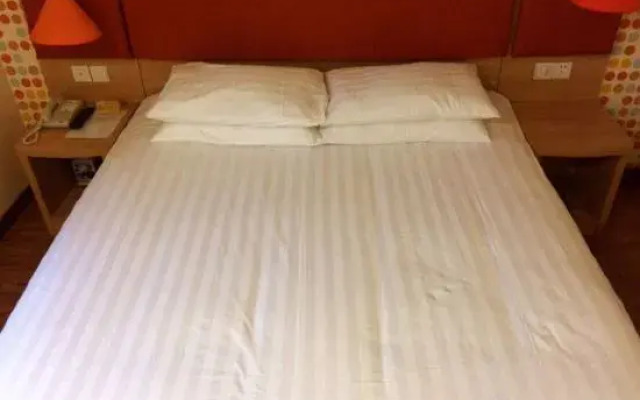Home Inn Hotels Management Co., LtdRongchang East Street Metro Station, Zhongji Subaru Store)