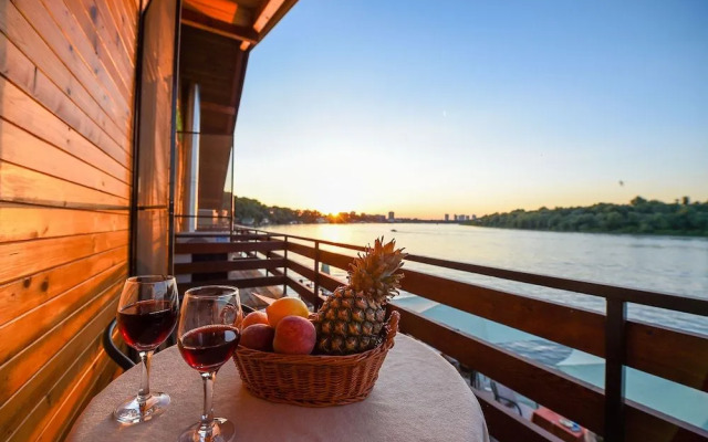 San Art Floating Hostel