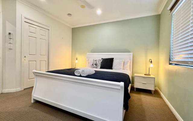 Lighthouse Apartments on The Strand - 2 – Guest Rooms – The Strand