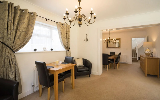 Peveril House, Spacious Eco-friendly Holiday Home