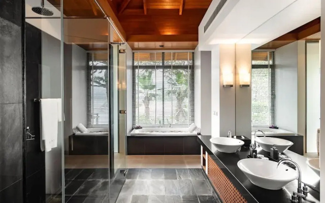 Villa Chelay - Luxury Waterfront Villa