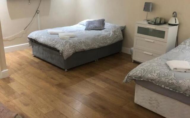 BIG ROOM rusholme WITH TV AND PRIVATE BATHROOM-parking&wifi