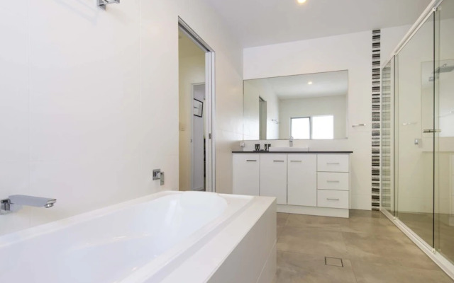 Tenterfield Beachfront Luxury 4 Bedroom Holiday Home
