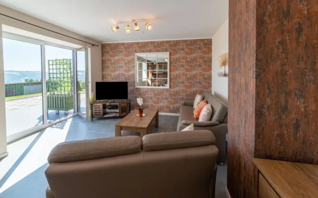 Spacious Getaway Near Spa F1