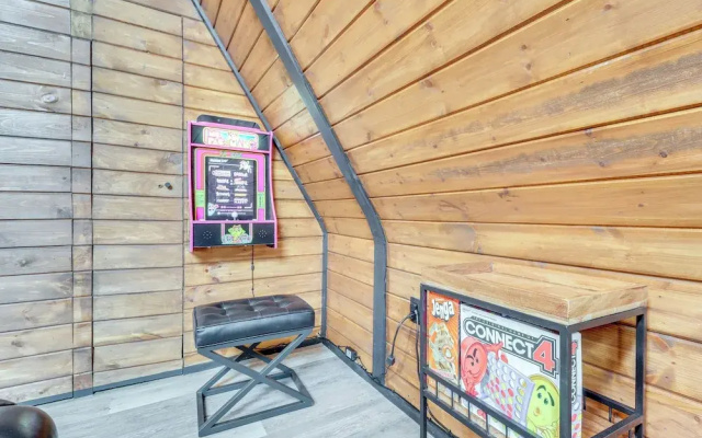 9 Mi to Big Boulder Mtn: A-frame Cabin w/ Hot Tub