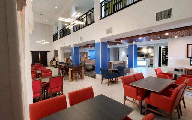 Holiday Inn Express & Suites Phoenix - Glendale Sports Dist by IHG