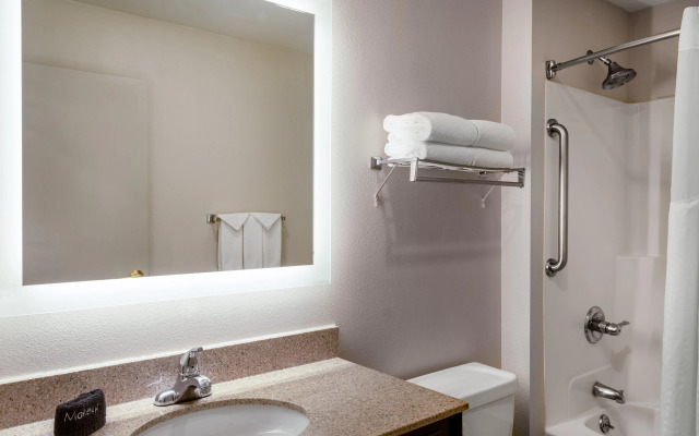 Holiday Inn Express & Suites Chicago-Libertyville by IHG
