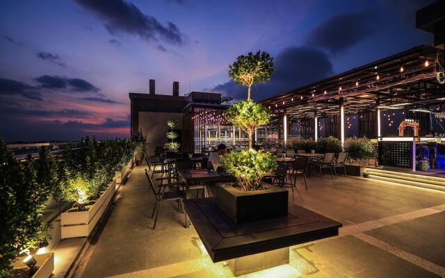 Hlaine Tet Hotel