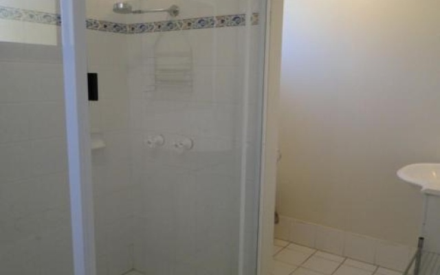 2 'Copacabana', 61 Sandy Point Road - Cute Unit With Water Views From The Balcony – Bathroom – Corlette