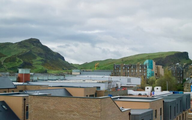 2 Bedroom Flat With Views of Arthurs Seat