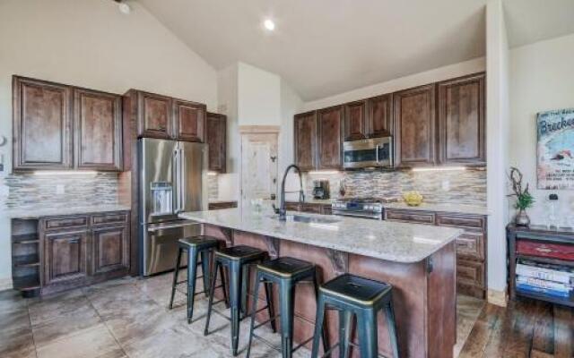 Maggie Point 75 Apartment