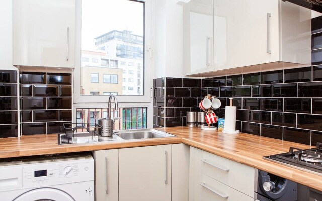 Quintessential 2 BR London Bridge Apartment