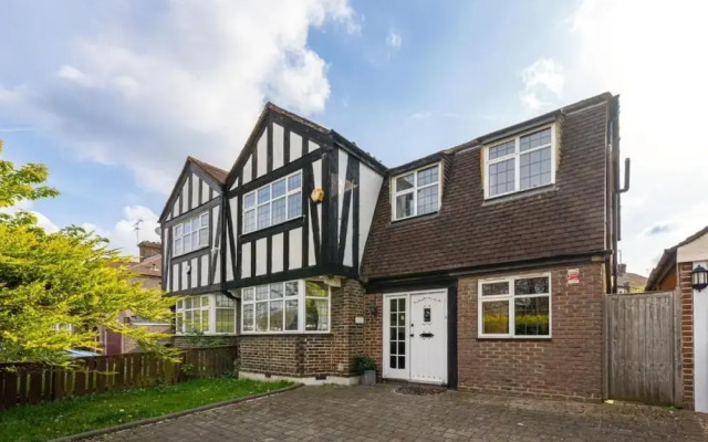 Tranquil and Lovely 5 bed House in Barnet