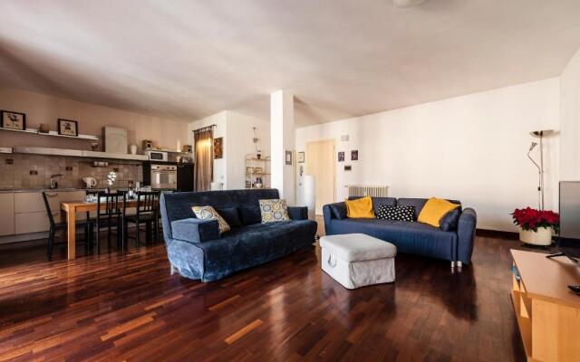 Hostly - Light and Wood near the Tower - 100sqm, 6 pax, 2 Bedrooms, Town Center