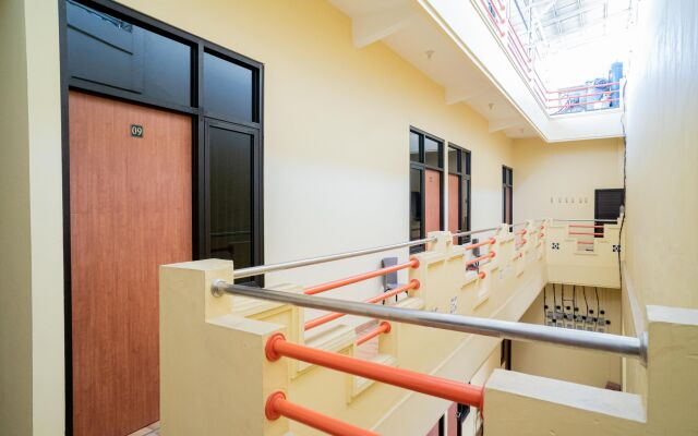 RedDoorz Syariah near Jembatan Merah Plaza