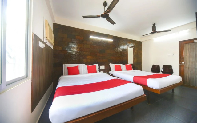 OYO 61379 Golden Cafe Boarding & Lodging