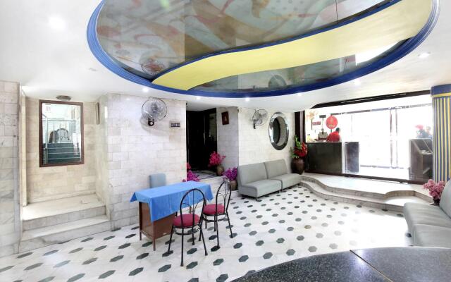 OYO 4256 Hotel Rajmahal
