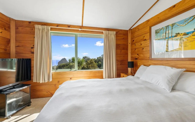 Seaview, Sun and Surf - Piha Holiday Home