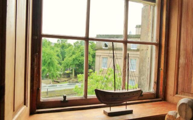 F2 Charming City Centre Apartment full of Character