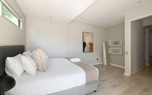 5 Bed House Pool Fresnaye Sea Point