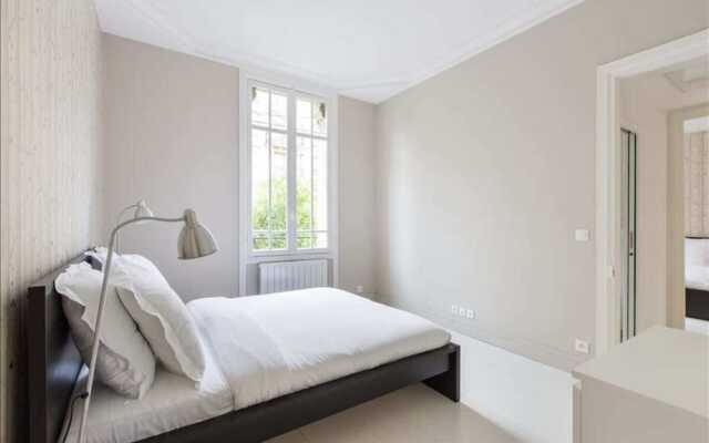 Gorgeous 3 Bedroom Apartment at Eiffel Tower