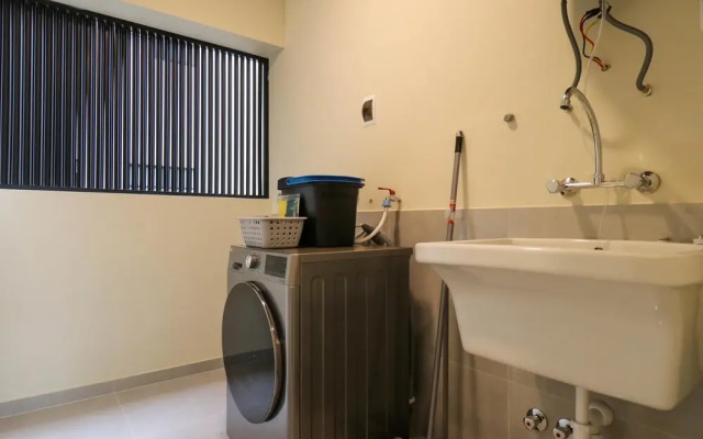 w Comfy 2BR w Modern Balcony Near Kennedy Park