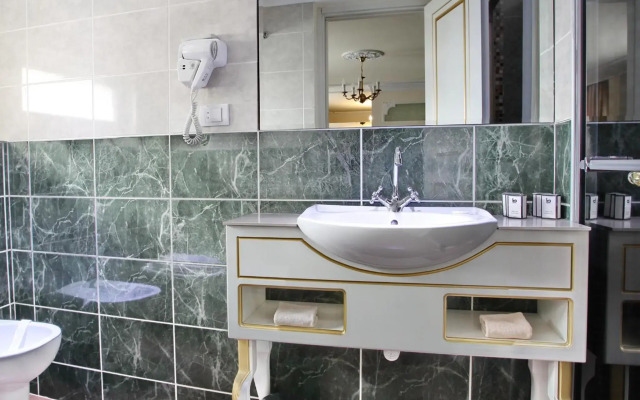 Queen's Astoria Design Hotel
