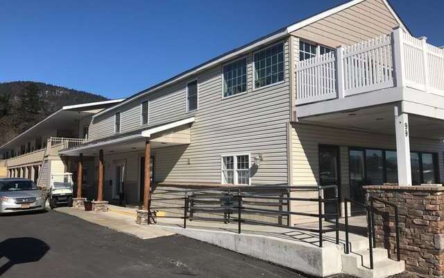 Howard Johnson by Wyndham Lake George