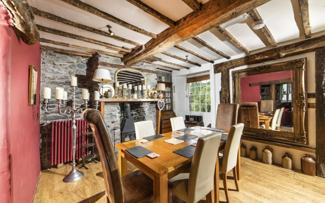 Cornerstones, 16th Century Luxury Self Catering House overlooking the River Dee
