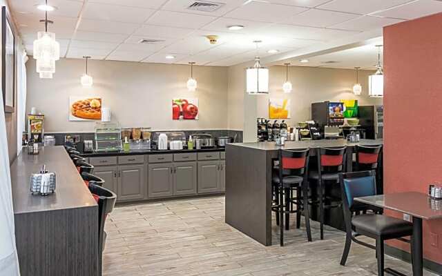 Farragut Inn & Suites