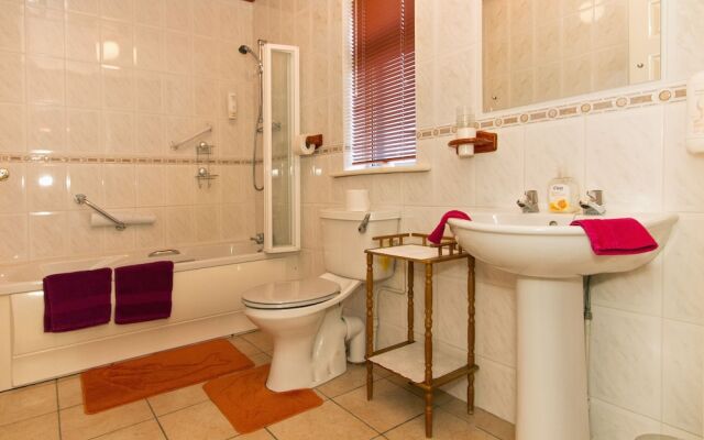 Augusta Lodge Guesthouse