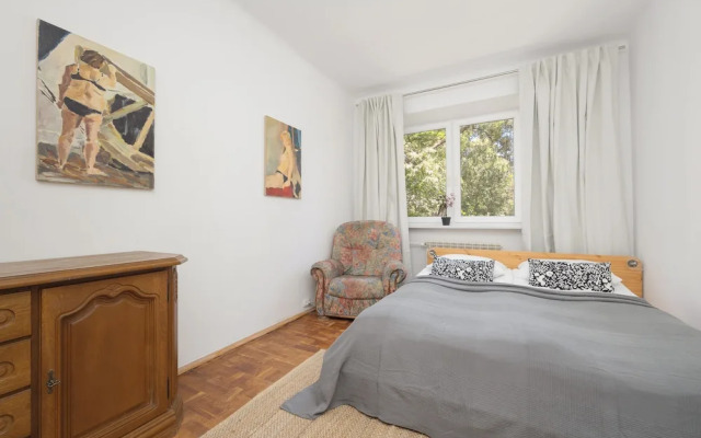Traditional Warsaw Apartment by Renters