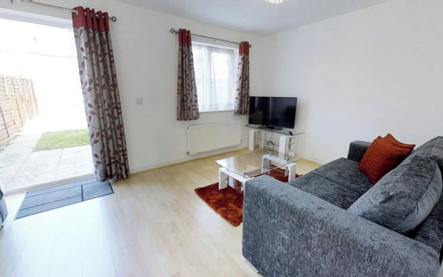 Stayzo Cole Green Lane - Free Parking