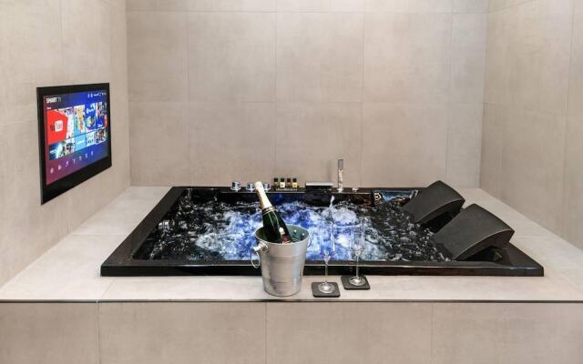 Luxury West End Oasis - Lux Spa Bath - Romantic