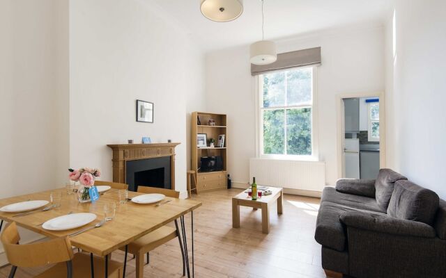 Bright and spacious 2 bed apartment 5 mins away from Earl's Court stat