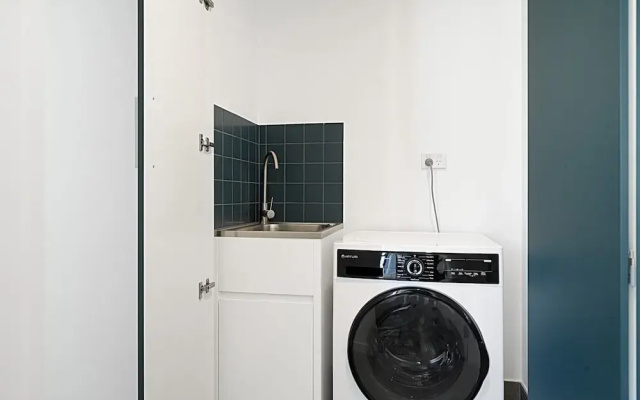 Spacious 2-bed Apartment With Rooftop Views